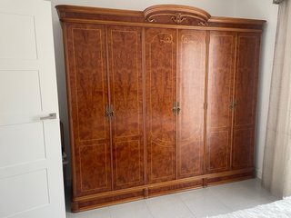 Dormitorio de matrimonio madera y mármol