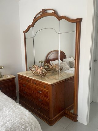 Dormitorio de matrimonio madera y mármol