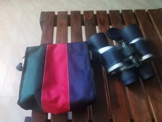 Prismáticos con lentes naranjas y bolsa