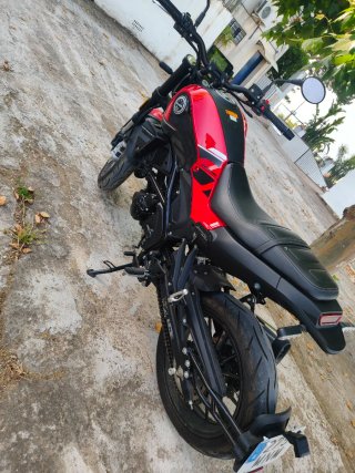 Benelli Leoncino 250 Roja y Negra