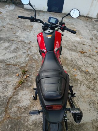 Benelli Leoncino 250 Roja y Negra