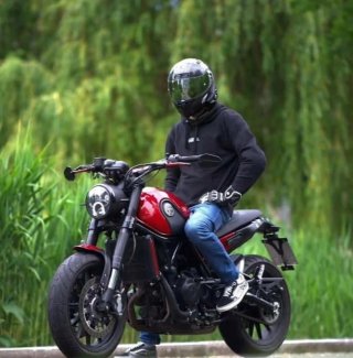 Benelli Leoncino 250 Roja y Negra