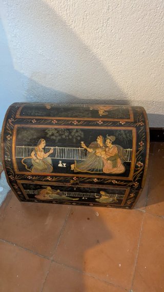 Cofres antiguos de madera pintado