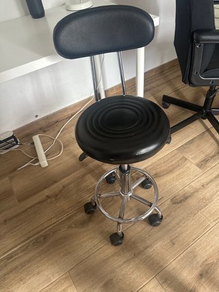 Silla de oficina negra con base cromada
