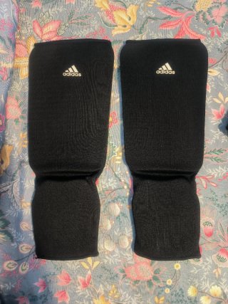 Pack boxeo: guantes + espinilleras Adidas
