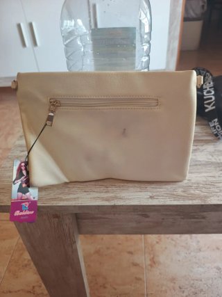 Bolso de mano beige con estrella dorada