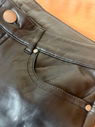 Pantalones de cuero negros Calzedonia