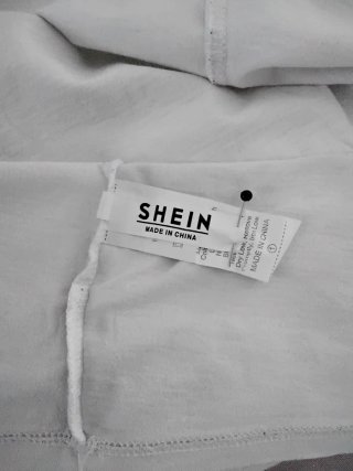 Camiseta Shein Never Again.