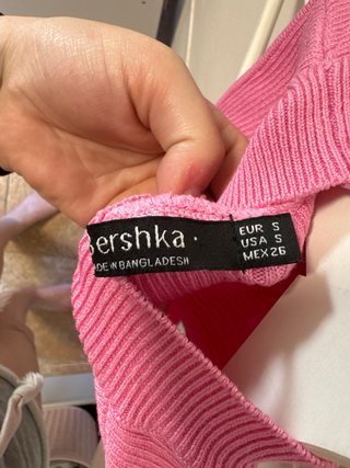 Camiseta sin mangas rosa con abertura