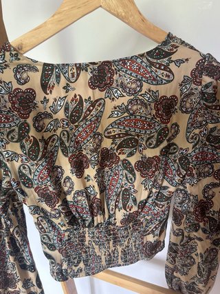 Blusa Stradivarius estampada beige Talla S
