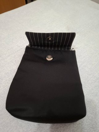 Bolso negro pequeño con cadena