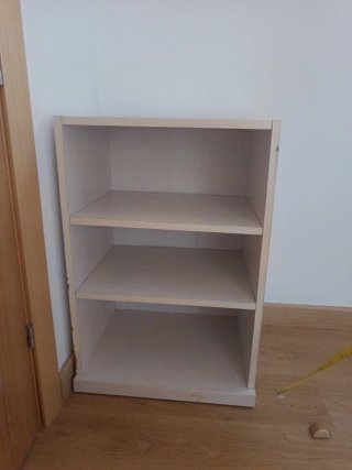 Estantería blanca de madera