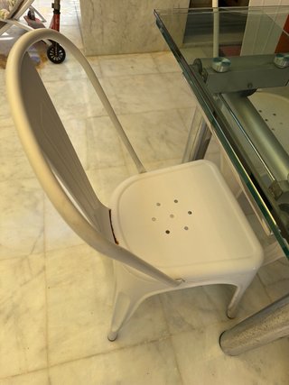 Sillas blancas metal