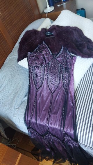 Vestido de fiesta morado y negro
