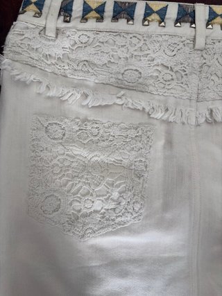 Falda Desigual blanca con flecos y bordado
