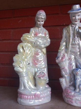 Figuras de porcelana pareja y perro
