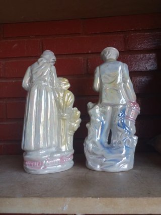 Figuras de porcelana pareja y perro