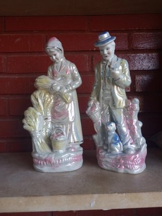 Figuras de porcelana pareja y perro