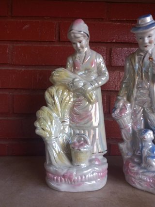 Figuras de porcelana pareja y perro