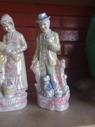 Figuras de porcelana pareja y perro