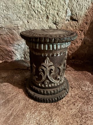 Antiguo soporte de macetas de madera tallada