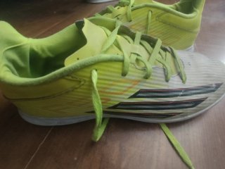 Zapatos de fútbol Adidas verdes y blancos