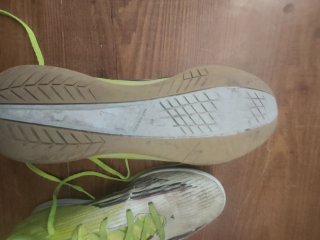 Zapatos de fútbol Adidas verdes y blancos
