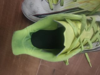 Zapatos de fútbol Adidas verdes y blancos