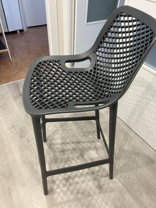 Taburete alto gris de plástico