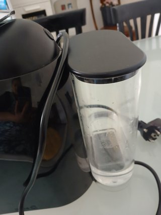 Cafetera negra y transparente