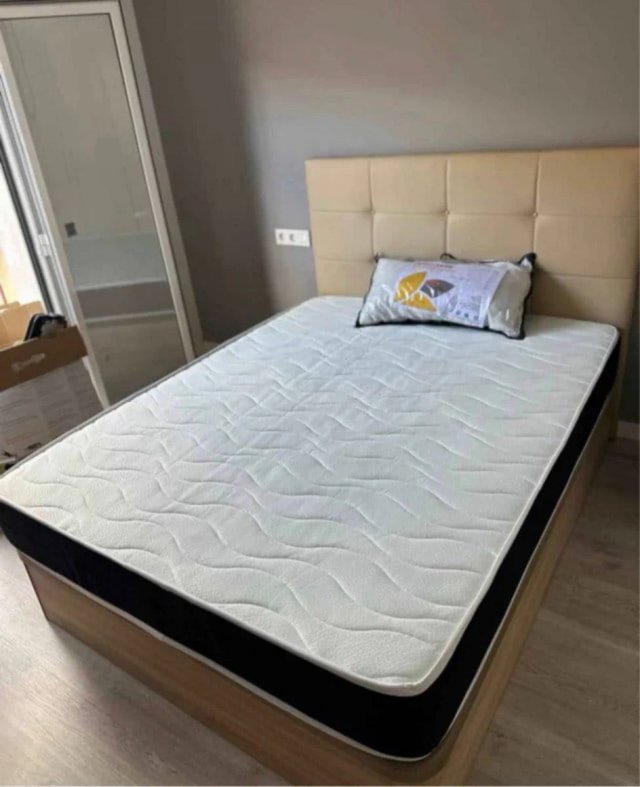 Canapé in legno con base imbottita in tessuto 3D traspirante, altezza 33 cm