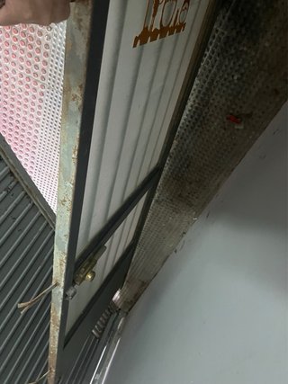 Puerta de patio con rejas