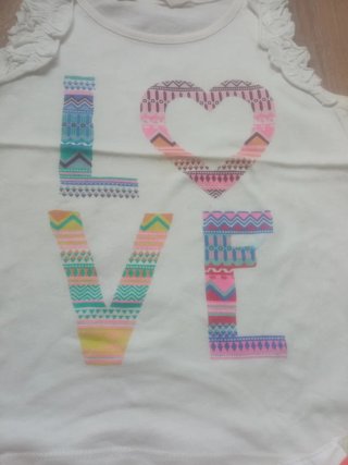 Conjunto camiseta y falda niña.