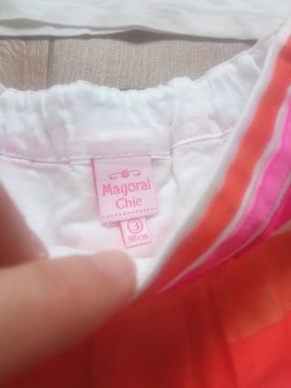 Conjunto camiseta y falda niña.