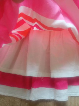 Conjunto camiseta y falda niña.