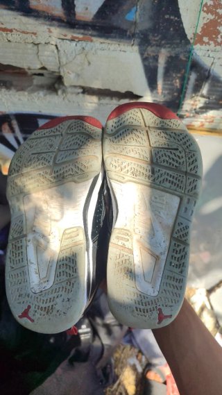 Zapatillas Jordan Negras y Rojas