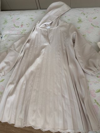 Vestido Zara plisado con capucha