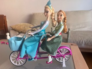 Muñecas Frozen Anna y Elsa en Bicicleta