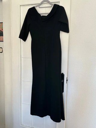 Vestido negro para eventos con etiqueta