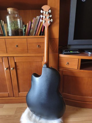 Guitarra Ovation Roja Electroacústica