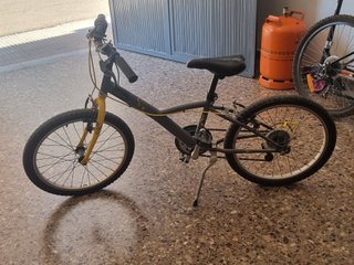 Bicicleta infantil negra y amarilla