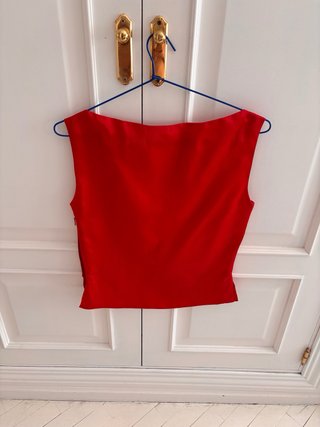 Blusa roja escote pico talla 36.