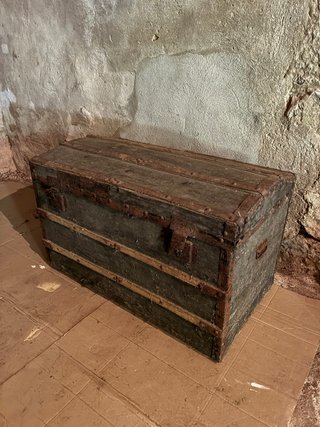 Antiguo baúl de madera y metal