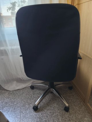 Silla de oficina negra y plateada