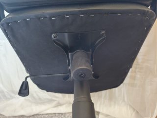 Silla de oficina negra y plateada