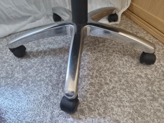 Silla de oficina negra y plateada
