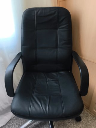 Silla de oficina negra y plateada