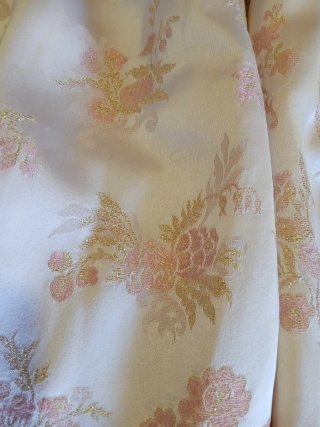 Traje Regional Niña en rosa, dorado, blanco y negr