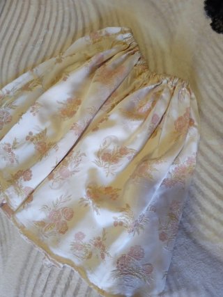 Traje Regional Niña en rosa, dorado, blanco y negr