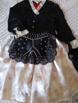 Traje Regional Niña en rosa, dorado, blanco y negr